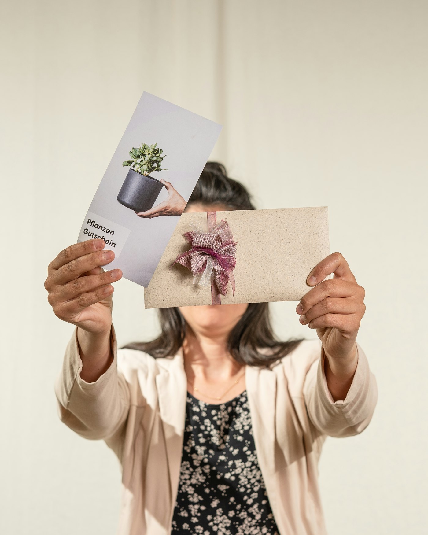 Eine Frau hält eine Geschenkkarte mit Schleife